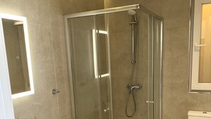 A modern bathroom with a glass-enclosed shower, a white sink, and a toilet. - The Valley Collection - Suite B23 (Ix-Xagħra)