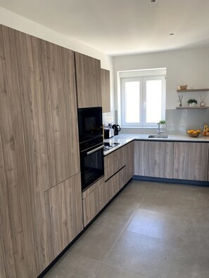 Kühlschrank, Mikrowelle, Ofen, Geschirrspüler