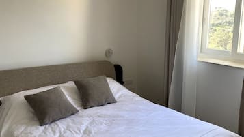 2 slaapkamers, een strijkplank/strijkijzer, gratis wifi, beddengoed