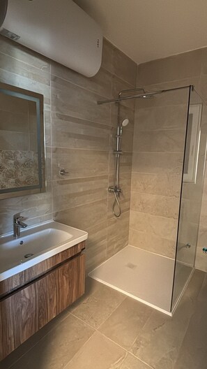 Sèche-cheveux, serviettes fournies