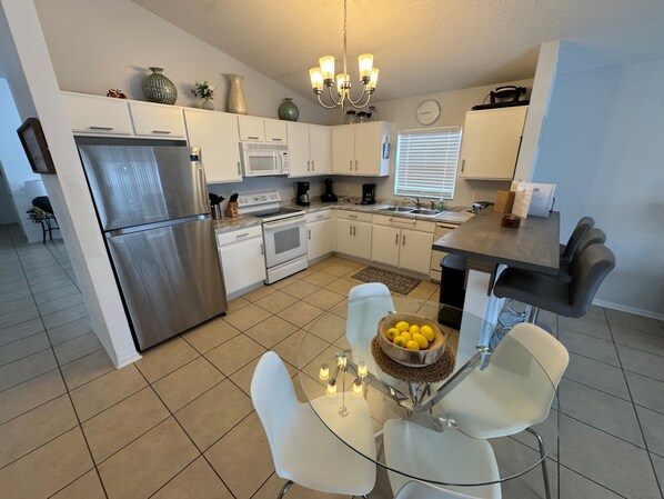 Maison, plusieurs lits, accès piscine, vue piscine (Vega Villa) | Cuisine privée | Réfrigérateur, micro-ondes, four, plaque de cuisson