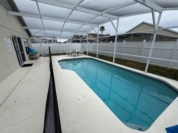 Maison, plusieurs lits, accès piscine, vue piscine (Vega Villa) | Vue de la chambre