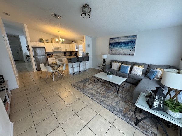 Ferienhaus, Mehrere Betten, Poolzugang, Poolblick (Vega Villa) | Wohnbereich