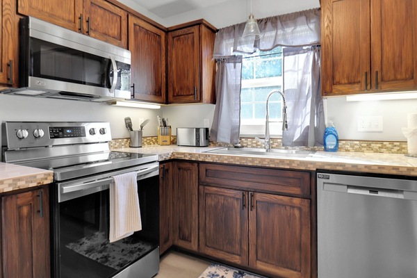 Jääkaappi, mikroaaltouuni, uuni, liesi