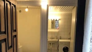 A bathroom with a toilet, sink, and washing machine. - VILLAGE HOUSE FOR RENT (Torreilles)