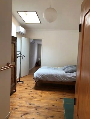 2 chambres, fer et planche à repasser, draps fournis