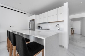 Frigorífico, microondas, horno y placa de cocina