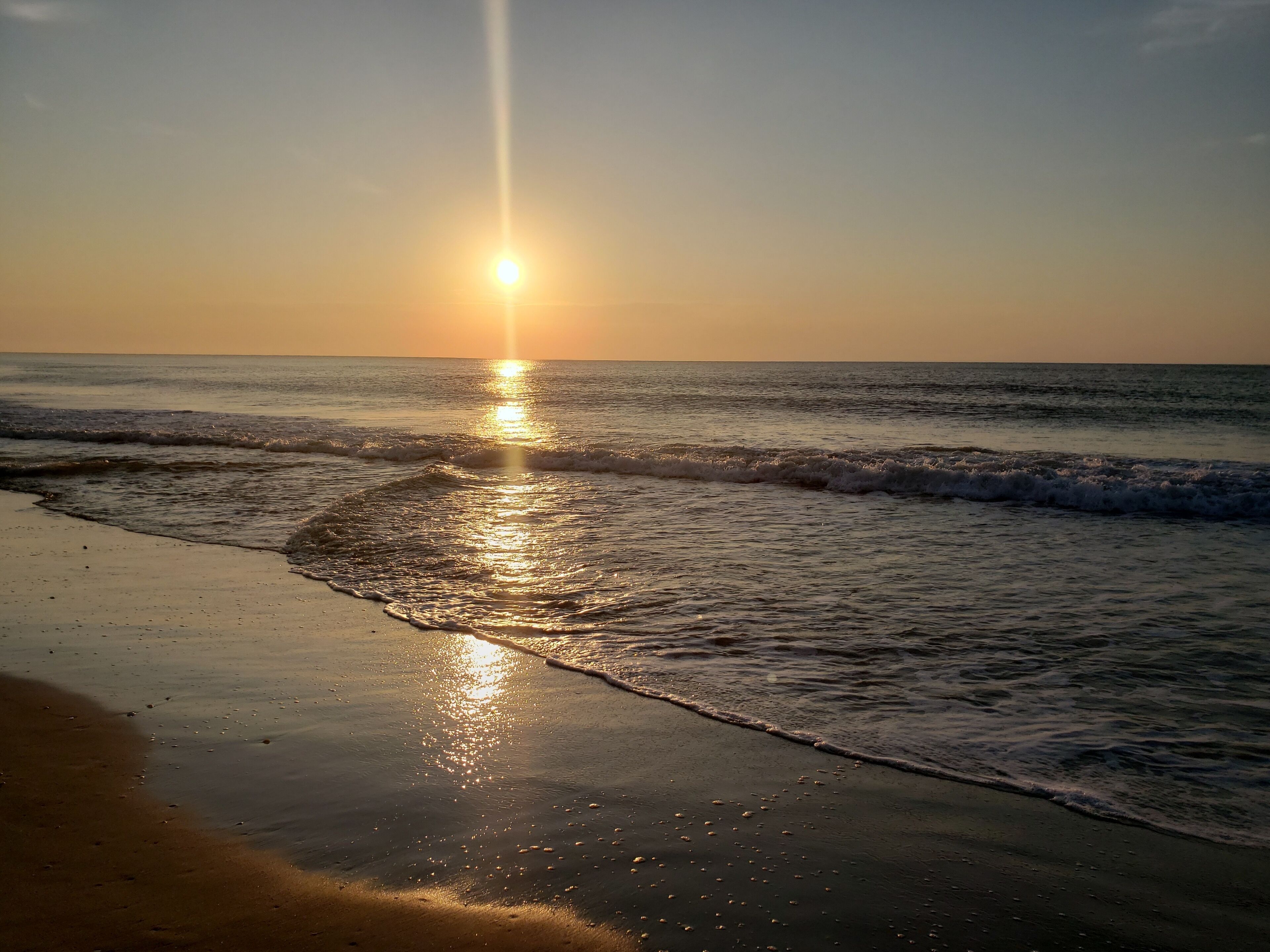 Rannalla, aurinkotuoleja