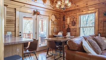 House (5 Bedrooms) | Interior