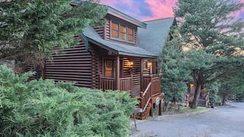 House (5 Bedrooms) | Front of property