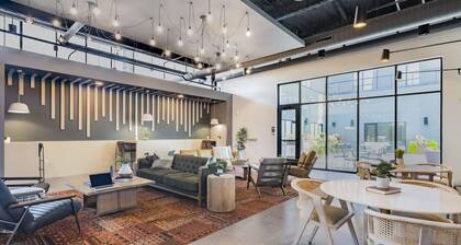 King Bed Comfort with Free Parking, Gym, 98 Walkscore & near UPMC Pitt and CMU