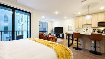 2 bedrooms, desk, iron/ironing board, WiFi