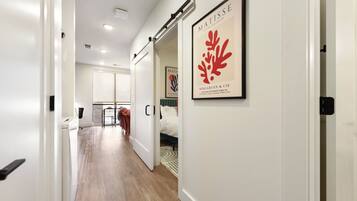 2 slaapkamers, een bureau, een strijkplank/strijkijzer, gratis wifi