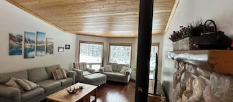 Rocky Mountain Retreat: Private 2 Acres & Hot Tub