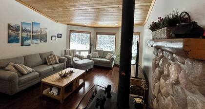 Rocky Mountain Retreat: Private 2 Acres & Hot Tub