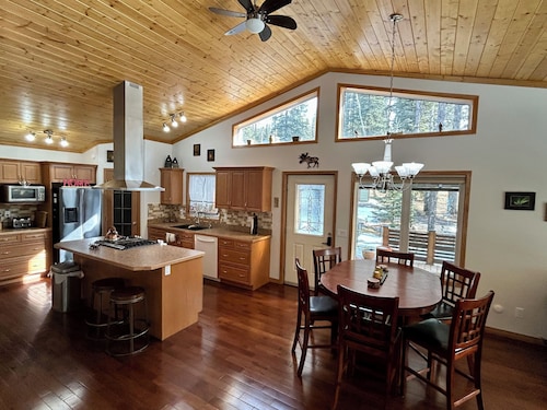 Rocky Mountain Retreat: Private 2 Acres & Hot Tub