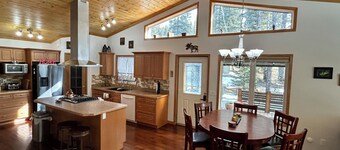 Rocky Mountain Retreat: Private 2 Acres & Hot Tub