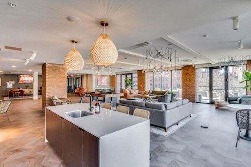 OTR | King Bed l Free Parking | Gym | Top Floor