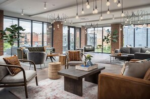 Living area - Modern 1-Bed Suite in OTR/CBD • Free Parking • Gym & Club Room (Cincinnati)