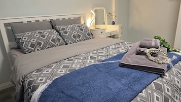 2 室のベッドルーム、デスク、WiFi (無料)