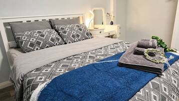 2 bedrooms, desk, WiFi (free), bed sheets