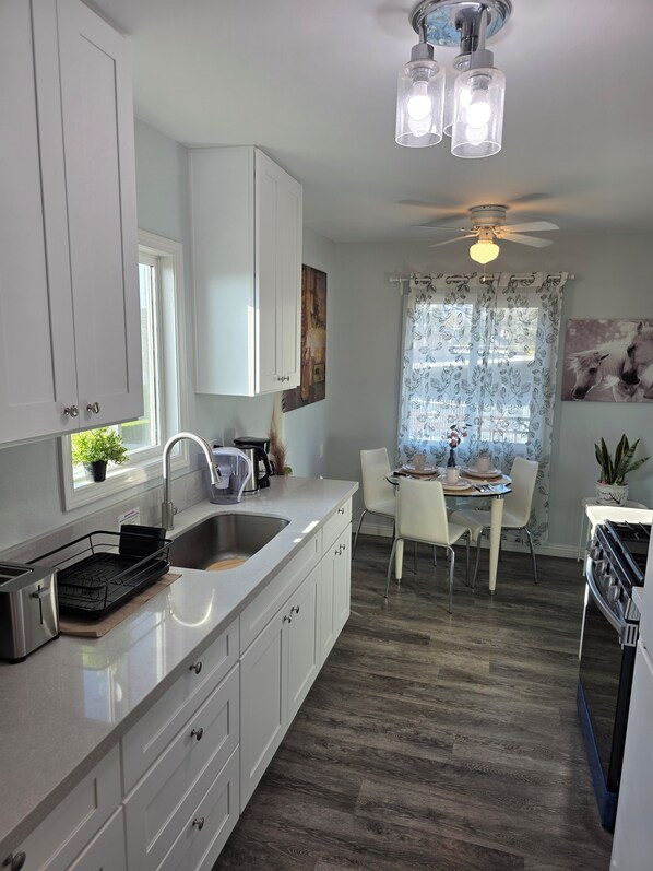 Jääkaappi, mikroaaltouuni, uuni, liesi