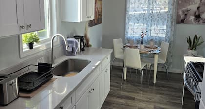 Los Angeles house
Private 2BR Apartment 2nd Floor Private Entrance