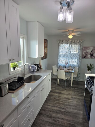 Los Angeles house
Private 2BR Apartment  2nd Floor  Private Entrance