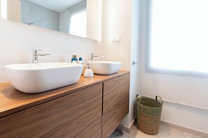 Douche, sèche-cheveux, serviettes fournies, savon