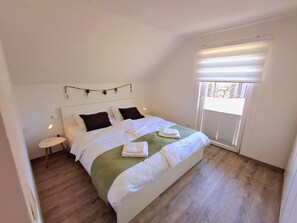 2 bedrooms, internet, bed sheets