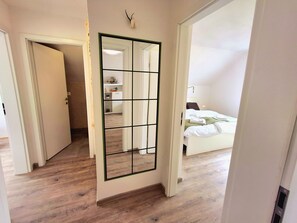 2 bedrooms, internet, bed sheets - White Cat by the Pond (Unknown)