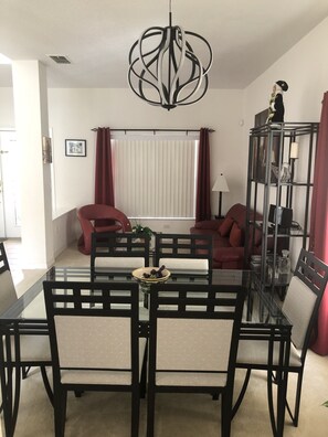 Nhà, nhiều giường, có thể sử dụng hồ bơi, quang cảnh hồ bơi (Weikva Villa) | Khu ăn uống