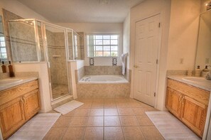 Rumah, Beberapa Tempat Tidur, akses ke kolam renang, pemandangan kolam renang (Weikva Villa) | Kamar mandi | Pengering rambut dan handuk
