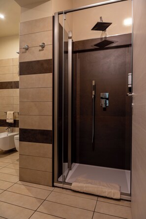 Dusche, Haartrockner, Bidet, Handtücher