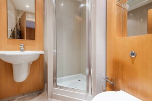 Hair dryer, towels - Blueground | City of London, concierge (London)