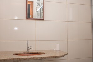 Een haardroger, handdoeken, zeep, toiletpapier