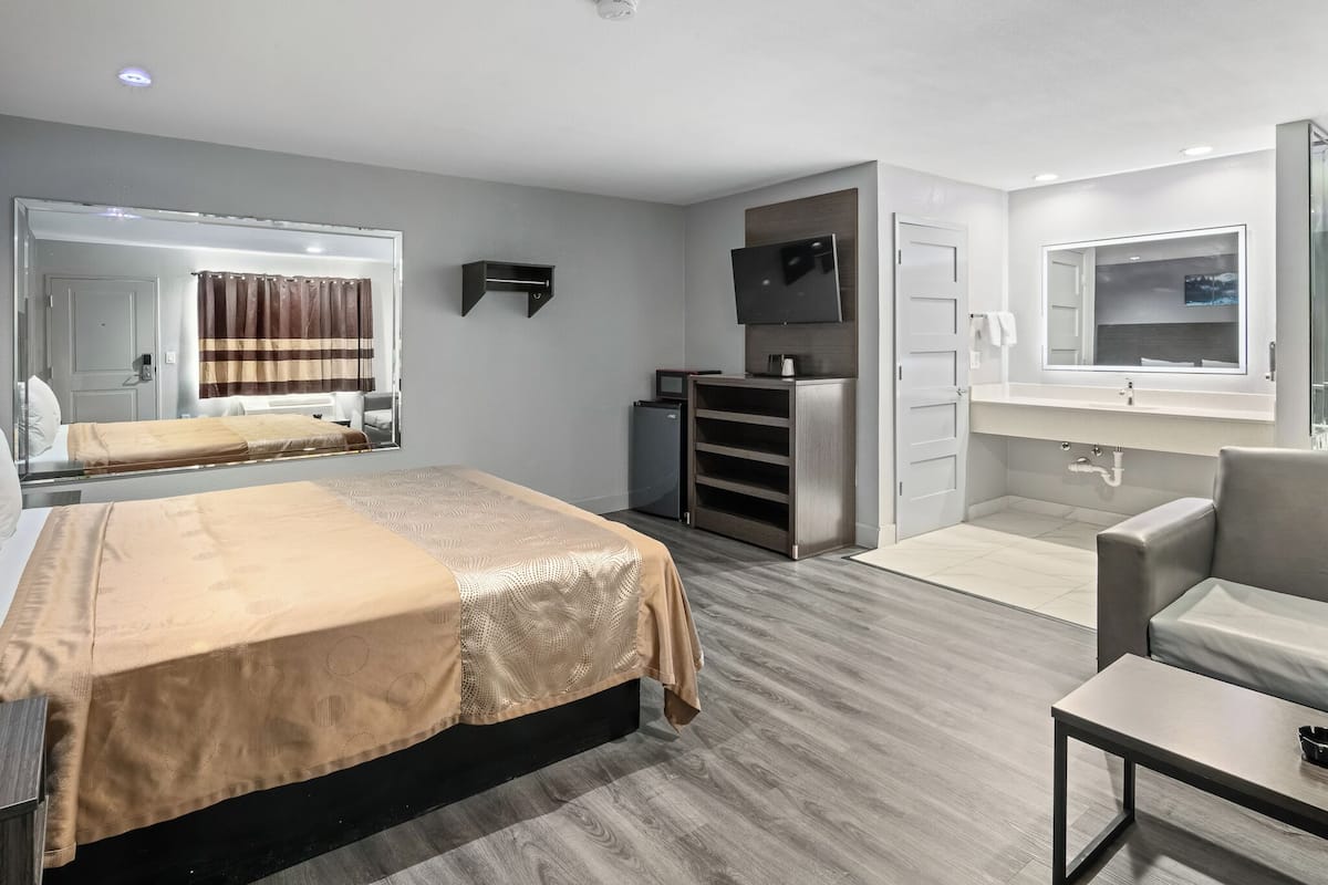 Romantic Room, 1 King Bed | Laptop workspace, free WiFi