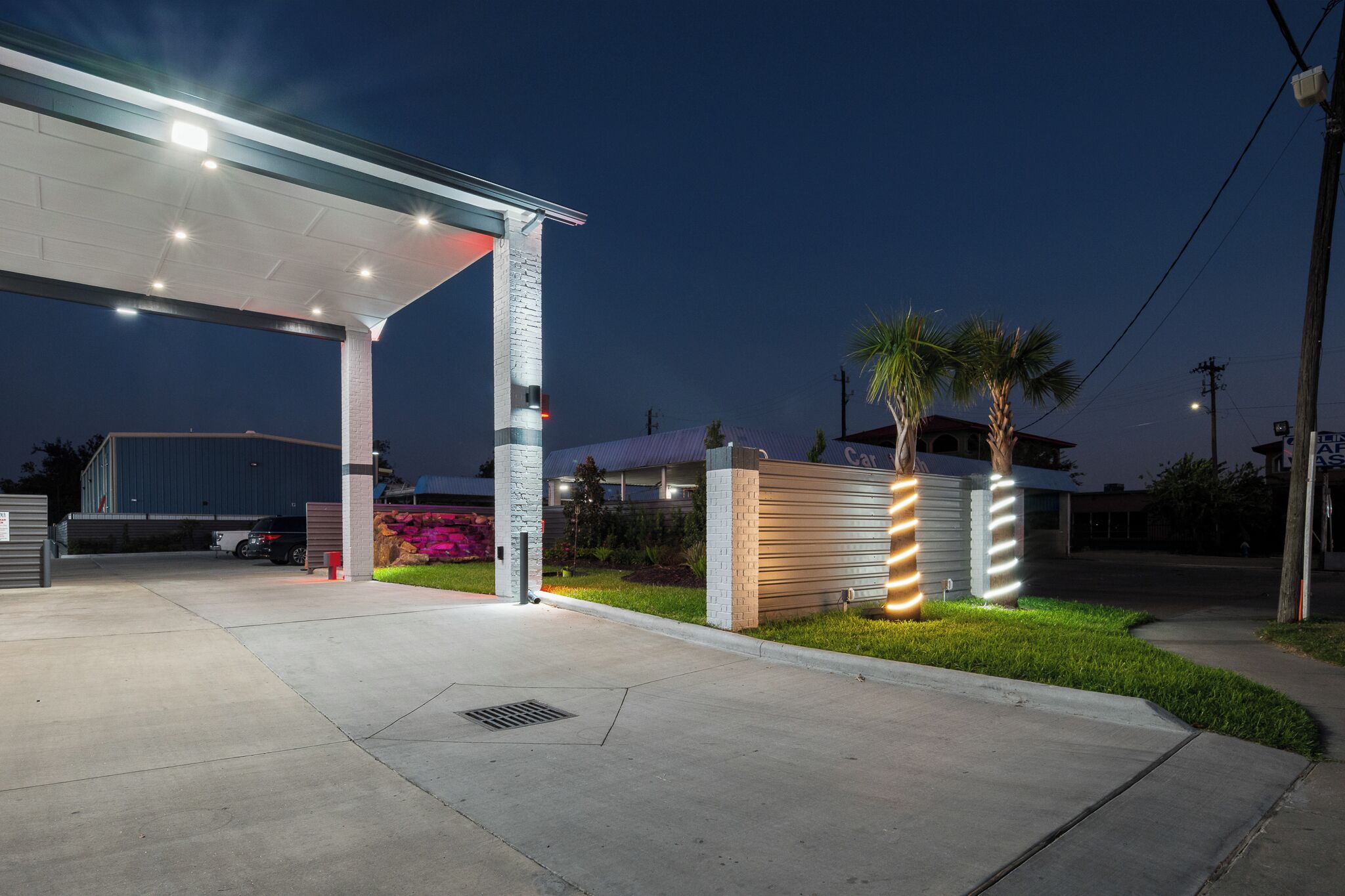 Fachada de la propiedad por la tarde o noche