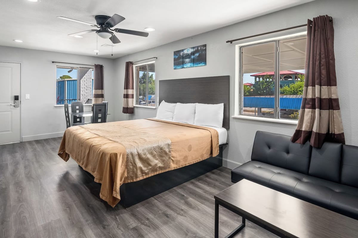 Deluxe Studio Suite, Kitchenette | Living area
