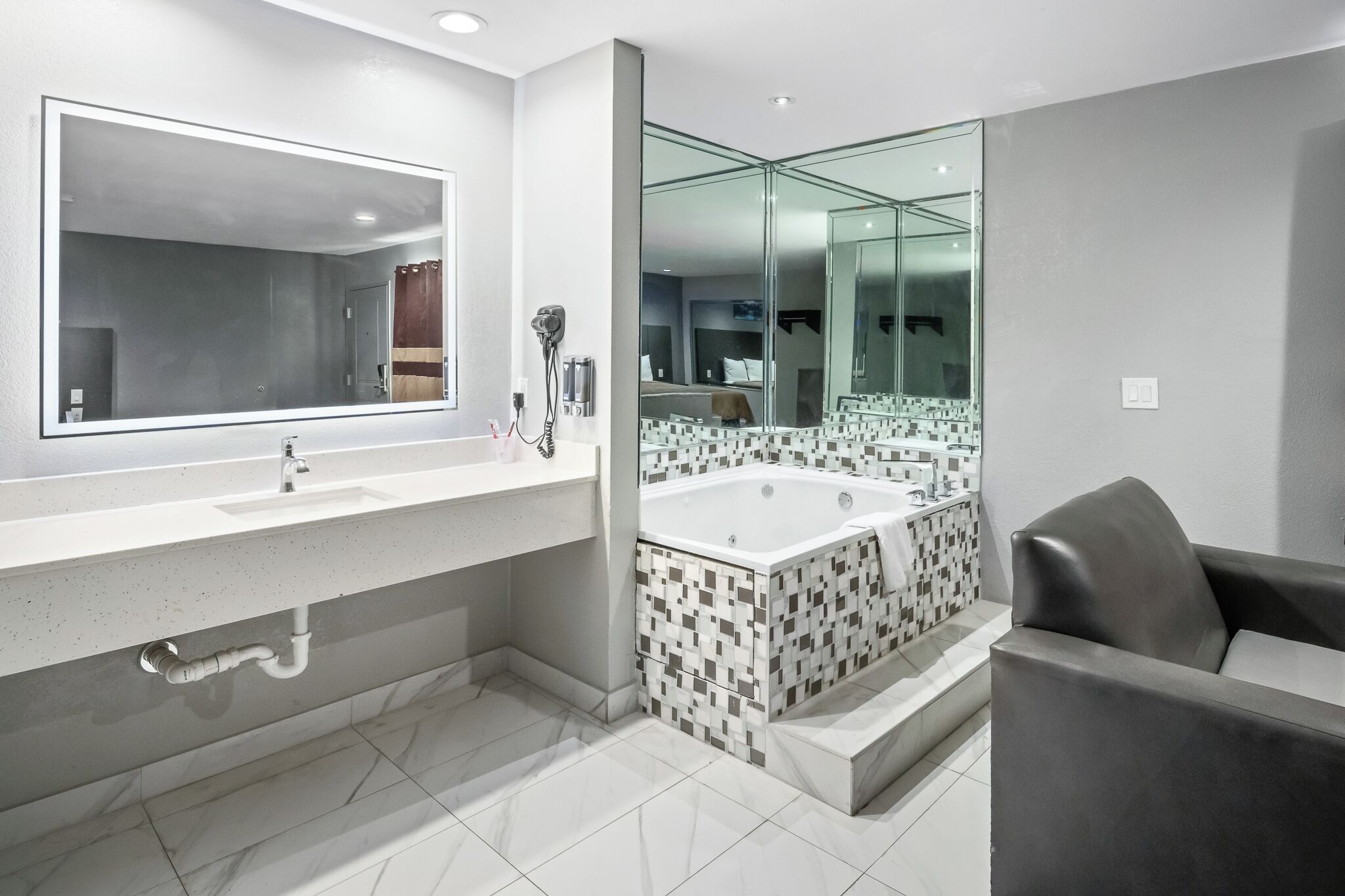 Habitación romántica, 1 cama King size | Tina de hidromasaje privada