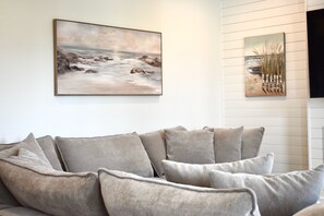 Smart TV, lareira, livros, monitores de computador