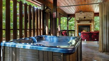 Outdoor spa tub