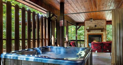 1 Br - 1 Ba - Sleeper Sofa - Sleeps 4 - Hot Tub