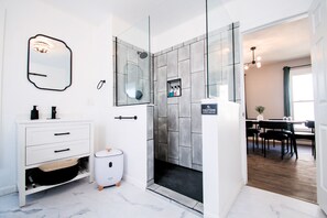 Dusche, Haartrockner, Handtücher, Seife