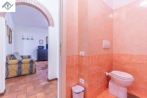 Ducha, secador de pelo, bidé y toallas