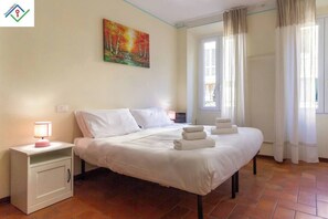 2 slaapkamers, een bureau, een strijkplank/strijkijzer, reisbedje