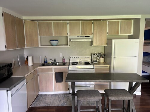 Summer Dreaming River Condo near large pool and Gorge Shuttle pick up location