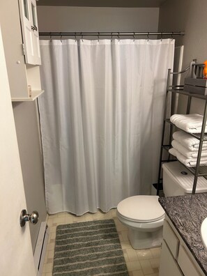 Haartrockner, Handtücher, Toilettenpapier