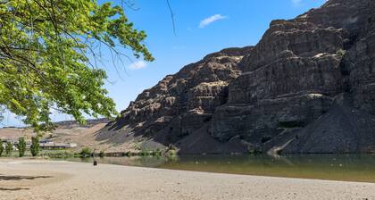 #109-Summer Dreaming River Condo by large pool & Gorge Shuttle pick up location