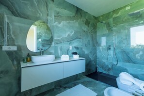 Dusche, Haartrockner, Bidet, Handtücher